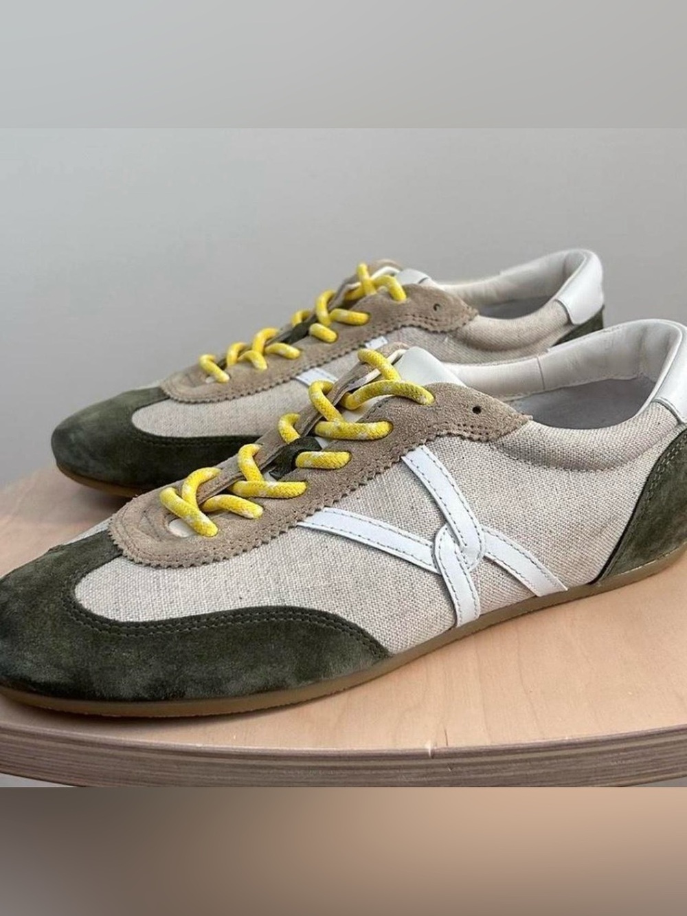 Brand New Veronica Beard Sneakers Size
US 7.5 W